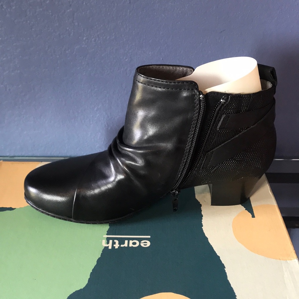 Shoe - Picture 2 of 5